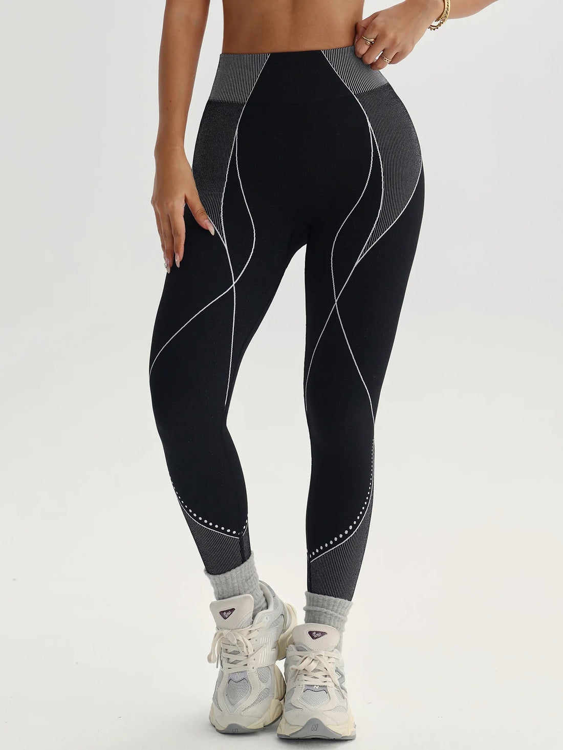 Lila Zen's best-selling seamless striped color-blocked high-waisted yoga pants that lift the buttocks.