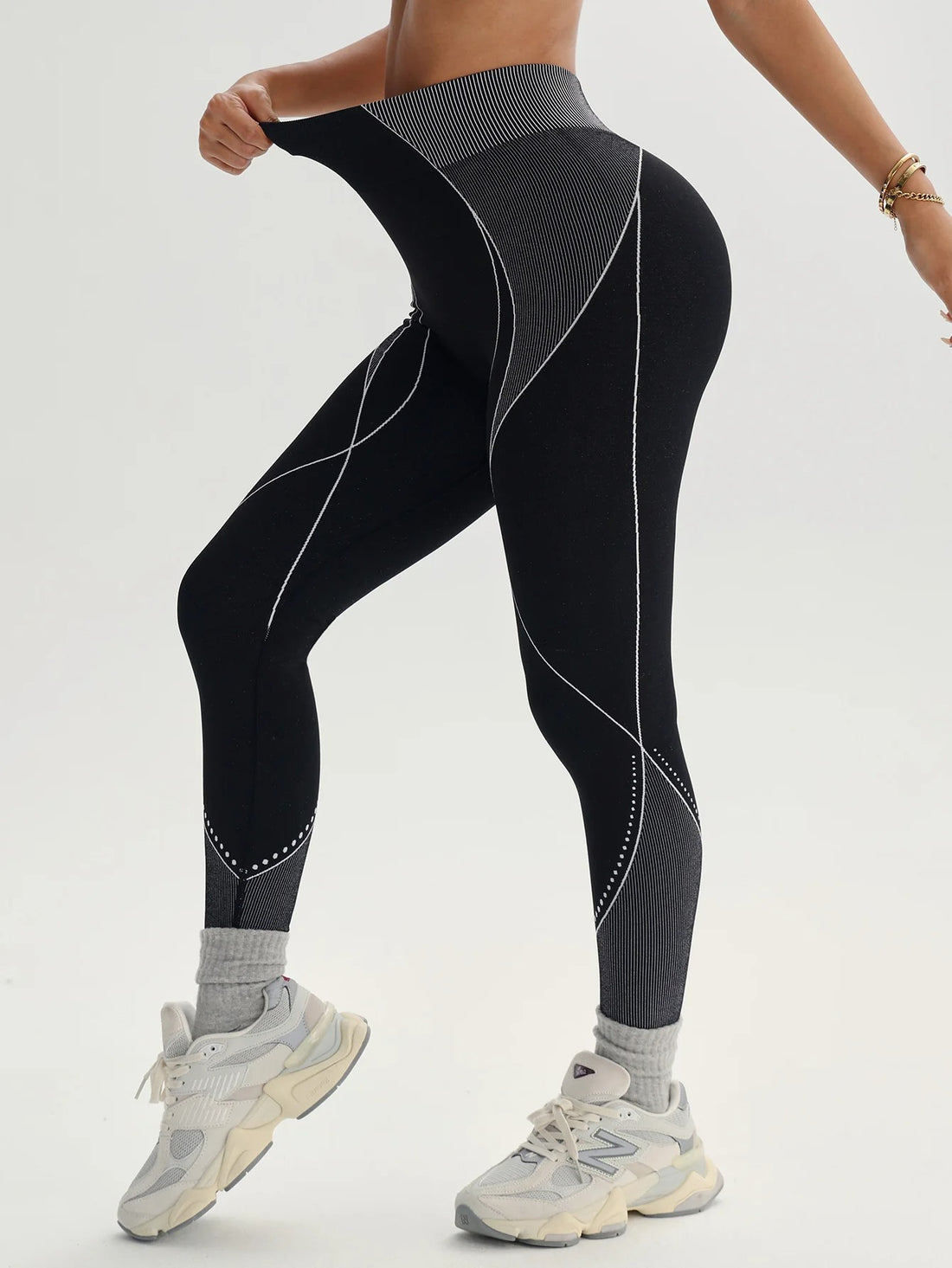 Lila Zen's best-selling seamless striped color-blocked high-waisted yoga pants that lift the buttocks.