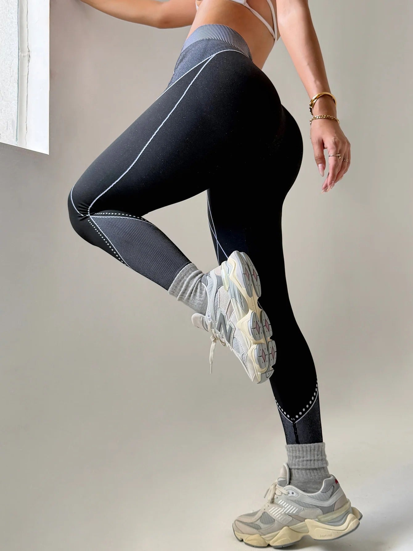 Lila Zen's best-selling seamless striped color-blocked high-waisted yoga pants that lift the buttocks.