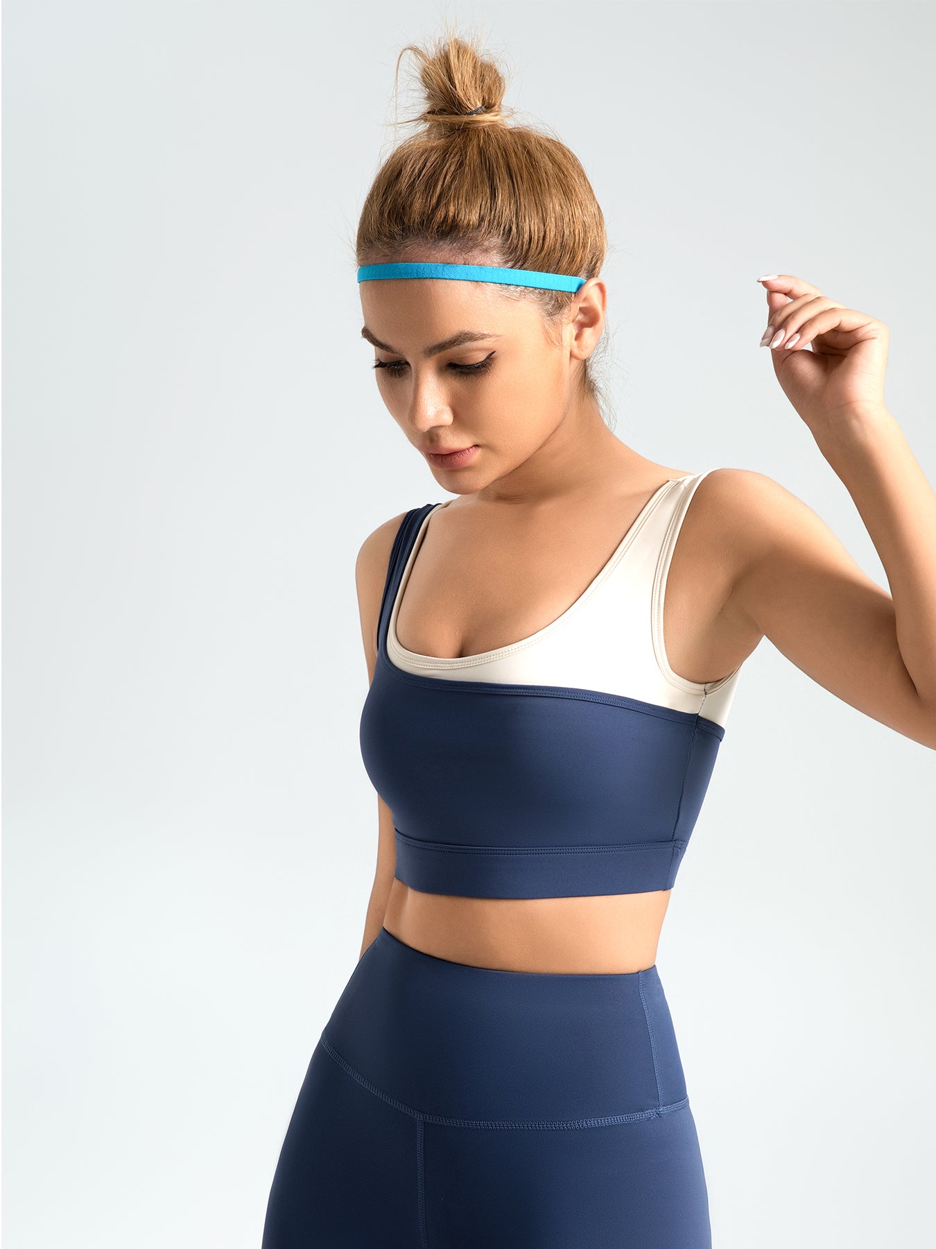 Color-blocked fashion sports bra
