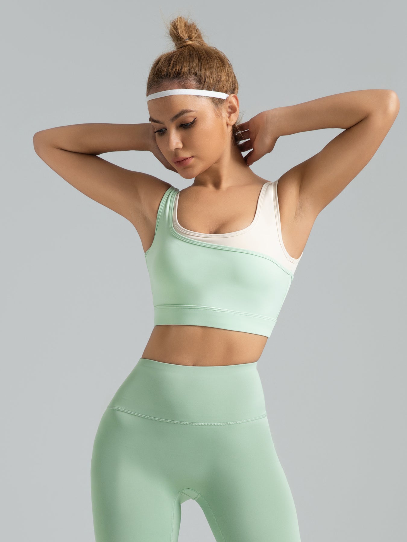 Color-blocked fashion sports bra