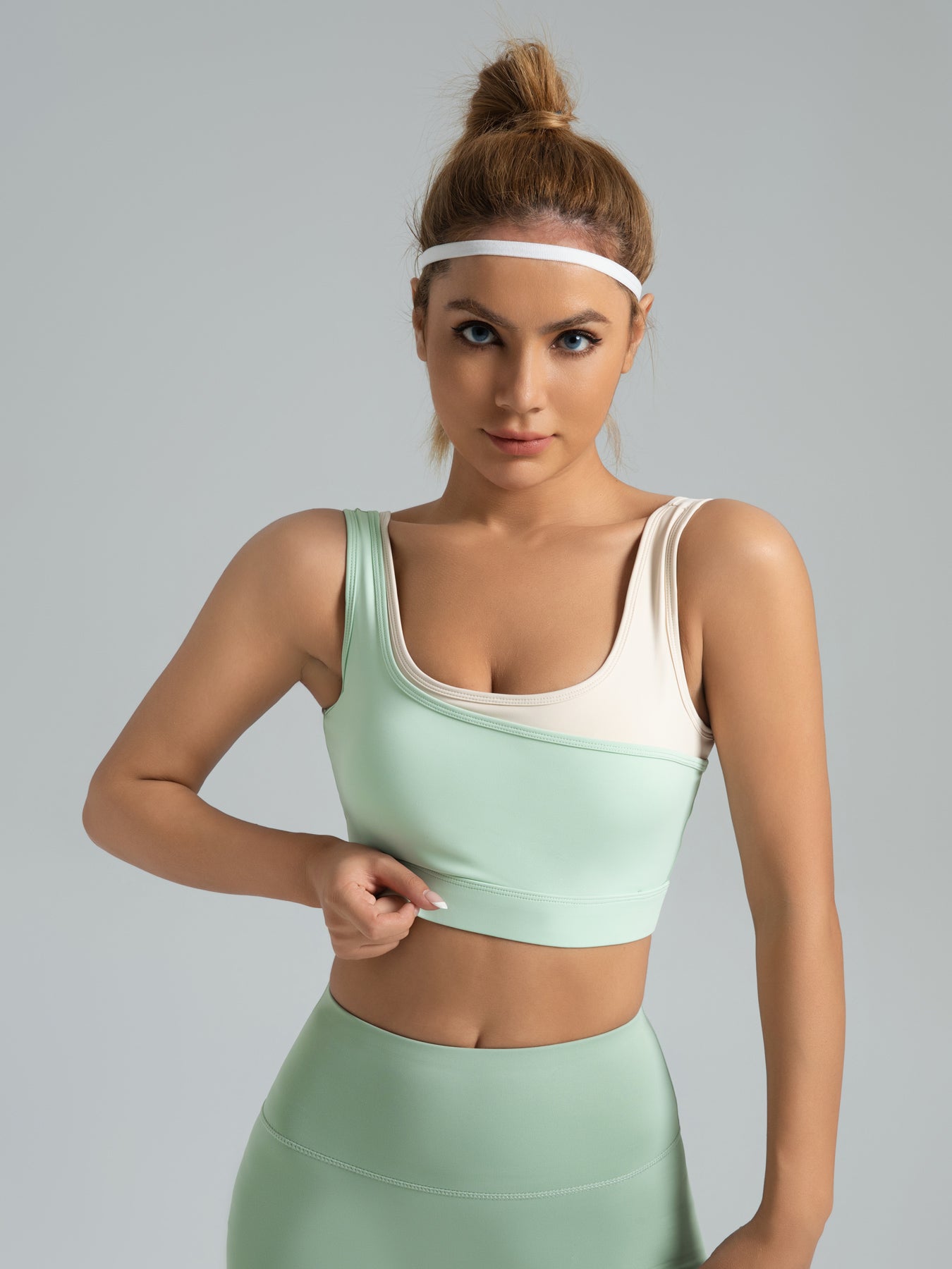 Color-blocked fashion sports bra