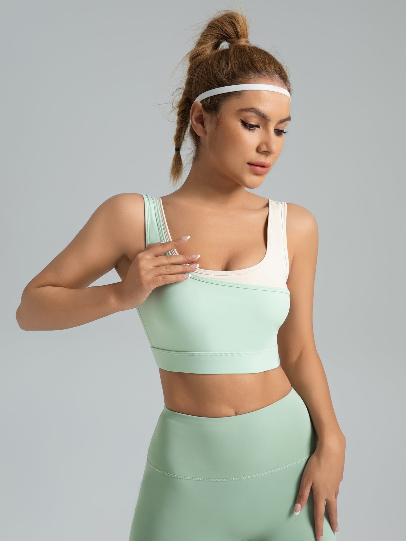 Color-blocked fashion sports bra